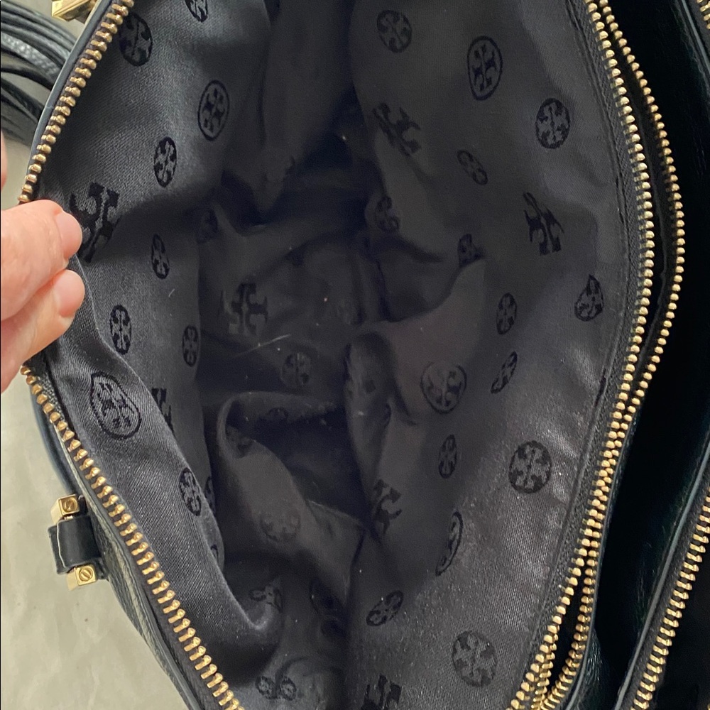 Tory Burch- Black Leather Handbag with gold hardware and tassels embossed logo - Picture 14 of 17